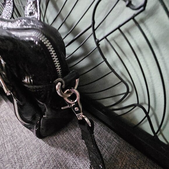 Núnoo | Patent Leather Black Crossbody Bag - Picture 4 of 11